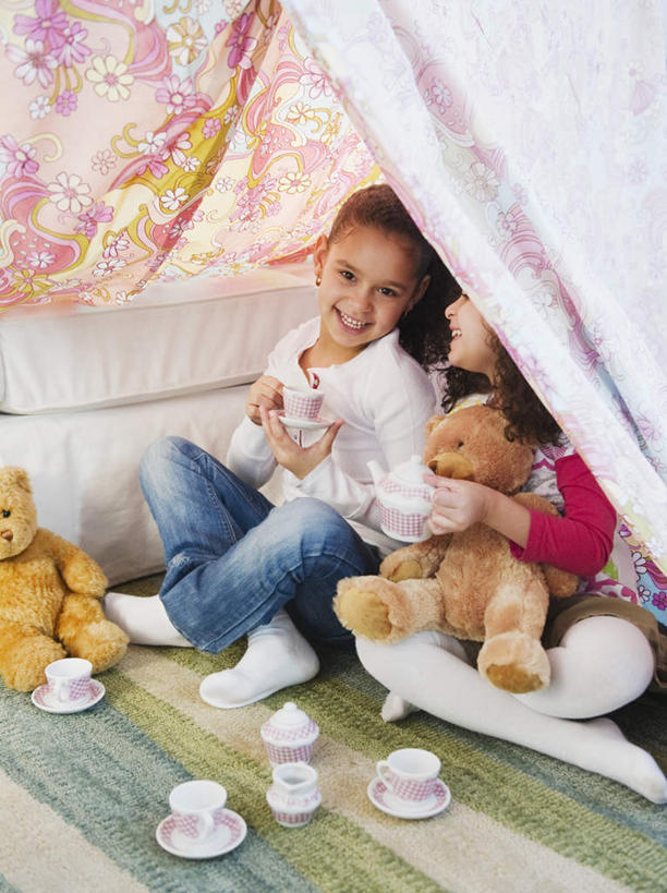 西方人,儿童,两个人,家庭,坐,抱,笑,盘腿,微笑,露齿笑,竖图,俯视,室内,白天,旅游,度假,游戏,纯洁,熊,杯子,餐具,玩具,欧洲,欧洲人,握,服装,碟子,壶,盘,玩偶,帐篷,泰迪熊,拿,玩,拿着,注视,休闲装,娱乐,水壶,小孩,衣服,盘子,茶壶,容器,水杯,玩具熊,碟,观察,看,享受,休闲,温暖,温馨,一家人,休闲服,放松,可爱,童年,童趣,益智,握着,服饰,毛绒玩具,抱着,观看,安慰,和睦,察看,搂着,发泄,关注,消遣,露营,野营,童真,烂漫,无邪,宿营,宣泄,罗斯福熊,天真,女孩,女人,女性,白种人,茶杯,搂,搂抱,盘腿而坐,盘膝,盘着腿的,盘着腿坐,双腿交叉,玩耍,嬉戏,坐着,半身,彩图,高角度拍摄,融洽,女生