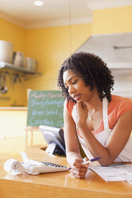 西方人,一个人,餐厅,站,竖图,室内,白天,正面,计算器,桌面,桌子,项链,欧洲,非洲,黑人,欧洲人,仅一个年轻女性,仅一个女性,仅一个人,撑,服装,计算,科学,木制,材料,档案,围裙,文件,纸,办公用品,托腮,注视,休闲装,装饰品,衣服,木制品,饰品,手稿,首饰,黑板,资料,观察,看,托,站着,休闲,休闲服,教学,理财,财务,服饰,观看,证明,察看,关注,数学,托下巴,文档,耐磨,教学黑板,年轻女性,女人,女性,非洲人,站立,半身,彩图,餐馆,饭店,饭馆