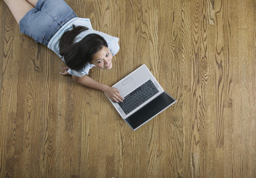 东方人,一个人,横图,俯视,室内,白天,电脑,笔记本电脑,地板,亚洲,仅一个年轻女性,仅一个女性,仅一个人,敲打,阴影,服装,裤子,反射,网络,影子,地面,注视,牛仔裤,休闲装,黄种人,输入,通讯设备,木地板,衣服,打字,观察,看,趴着,休闲,休闲服,服饰,观看,点击,一台,敲击,察看,无线,关注,通信设备,无线网络,无线上网,便携式电脑,按键,手提电脑,年轻女性,女人,女性,亚洲人,牛仔短裤,趴,抬头,仰头,半身,彩图,高角度拍摄