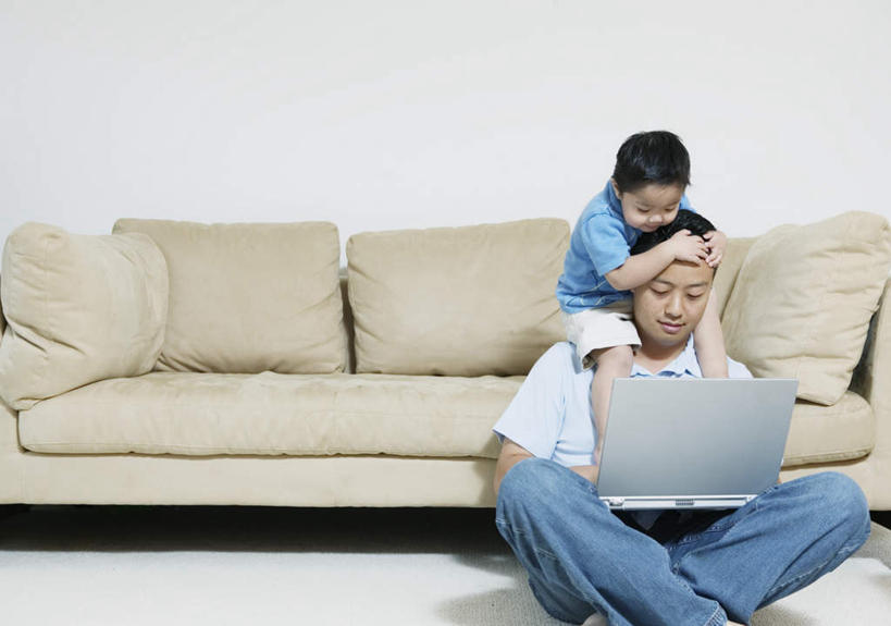 东方人,儿童,中年人,两个人,家庭,父亲,儿子,客厅,坐,摸,盘腿,横图,室内,白天,正面,纯洁,电脑,笔记本电脑,靠垫,沙发,亚洲,抚摸,服装,裤子,网络,墙,靠枕,注视,牛仔裤,休闲装,黄种人,通讯设备,墙壁,墙面,小孩,骑,衣服,垫子,枕头,观察,看,扛,休闲,温暖,温馨,父子,一家人,休闲服,父爱,可爱,童年,童趣,服饰,观看,一台,和睦,察看,无线,起居室,关注,通信设备,无线网络,布艺沙发,无线上网,便携式电脑,童真,烂漫,无邪,客堂,扛在肩上,骑在肩上,天真,手提电脑,男孩,男人,男性,中年男性,亚洲人,孩子,触摸,接触,盘腿而坐,盘膝,盘着腿的,盘着腿坐,双腿交叉,坐着,半身,彩图,融洽,男生