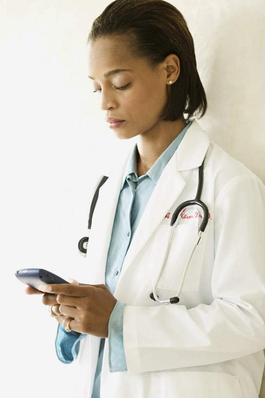 西方人,一个人,医生,医院,站,竖图,室内,白天,正面,商务,科技,欧洲,非洲,黑人,欧洲人,仅一个女性,仅一个人,握,服装,科学,拿,拿着,注视,衣服,白色,听诊器,观察,记录,看,站着,仅一个中年女性,医护人员,医疗人员,便捷,联络,握着,通信,服饰,观看,掌上电脑,察看,医疗设备,科学技术,衣着,白大褂,穿着,关注,医疗器械,液晶,医疗工具,实验服,医疗机构,PDA掌上电脑,个人数字助理,轻巧,衣饰,检测工具,女人,女性,中年女性,非洲人,大夫,站立,半身,彩图,办公,病院,诊所,实验衣