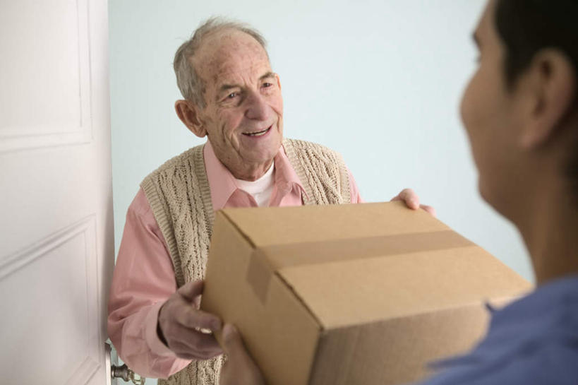 西方人,背部,两个人,站,捧,笑,微笑,露齿笑,横图,室内,白天,正面,欧洲,欧洲人,握,阴影,服装,反射,包装,影子,纸箱,注视,休闲装,顾客,相视,一个,衣服,容器,箱子,观察,看,站着,快递员,休闲,面对面,休闲服,握着,服饰,单个,观看,对视,察看,互视,关注,纸板箱,相对,快递,速递,包装箱,相看,主顾,老年男性,男人,男性,年轻男性,白种人,端,端着,捧着,手捧,站立,半身,彩图