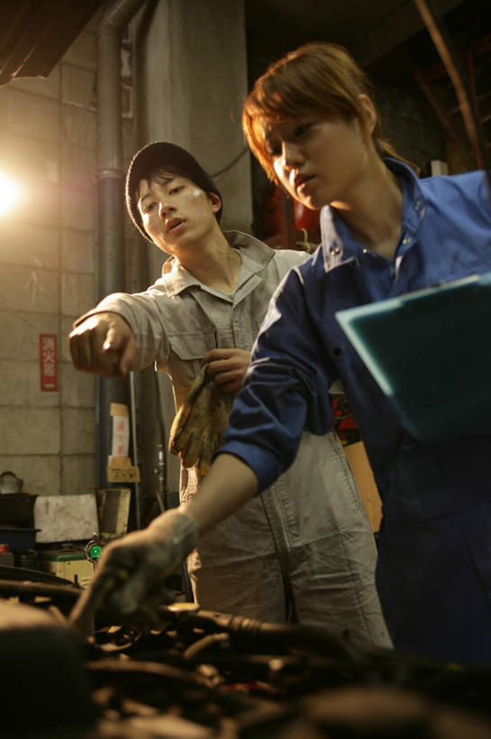 东方人,两个人,伙伴,朋友,机修工,工厂,站,竖图,室内,白天,正面,工作服,制服,友谊,安全,合作,团队,车间,帽子,照明,亚洲,握,指,阴影,光线,壁灯,影子,灯光,防护,拿,拿着,注视,指点,黄种人,灯,工人,白板,手套,灯具,观察,看,站着,战略,握着,观看,保护,照亮,察看,指向,照明设备,关注,保险,记录板,记事板,保全,周全,安稳,安定,联合,合谋,棉帽,防护手套,工作制服,配合,平安,协作,男人,男性,年轻男性,年轻女性,女人,女性,亚洲人,机械师,机修工人,站立,半身,彩图,工作套服,制造厂