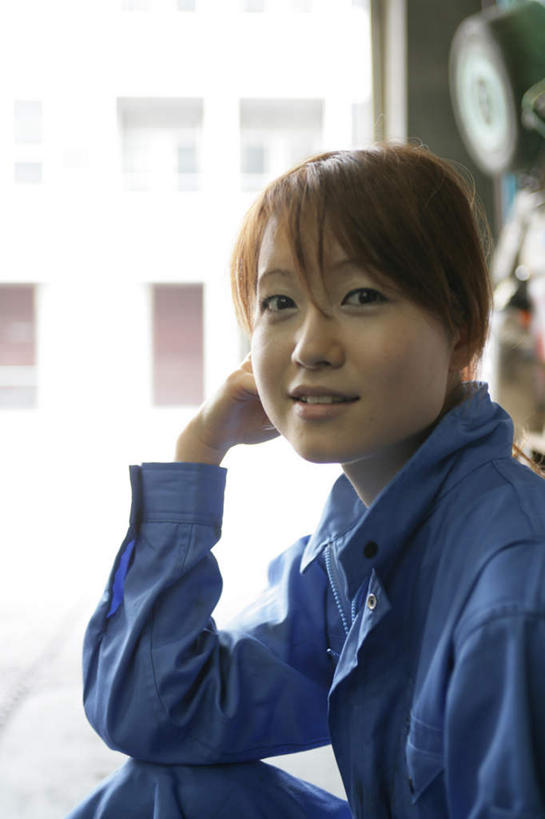 东方人,一个人,机修工,工厂,坐,笑,微笑,竖图,室内,白天,侧面,工作服,制服,车间,亚洲,仅一个年轻女性,仅一个女性,仅一个人,撑,扭头,托腮,注视,黄种人,工人,蓝色,观察,看,托,转头,观看,察看,关注,托下巴,工作制服,年轻女性,女人,女性,亚洲人,机械师,机修工人,坐着,半身,彩图,工作套服,制造厂