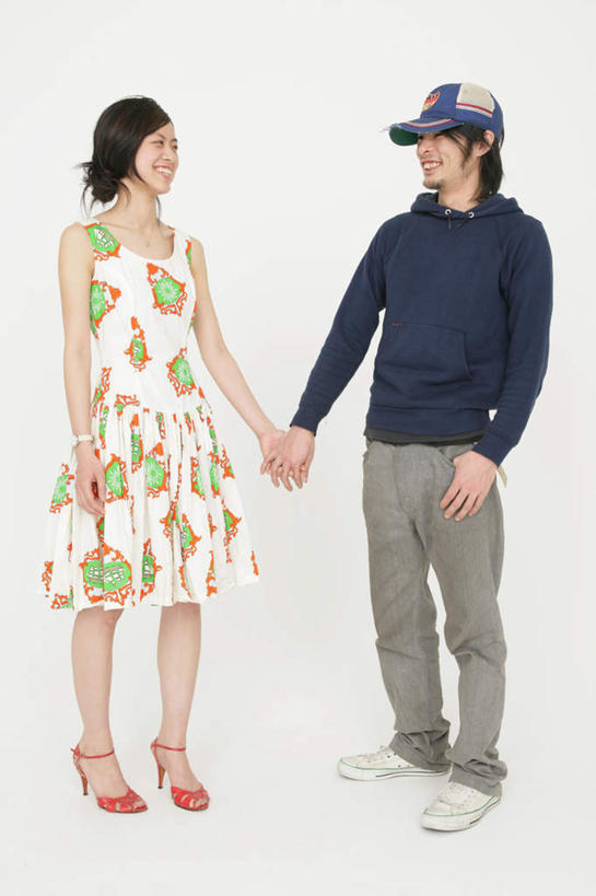 东方人,两个人,站,握手,笑,微笑,露齿笑,竖图,室内,白天,白色背景,正面,高跟鞋,裙子,爱情,时尚,帽子,鞋子,亚洲,连衣裙,服装,浪漫,注视,休闲装,黄种人,运动帽,相视,衣服,观察,看,站着,休闲,温暖,温馨,面对面,休闲服,连帽衫,鸭舌帽,恩爱,恋人,摄影,服饰,影棚,观看,对视,帆布鞋,休闲鞋,和睦,察看,互视,关注,时髦,相对,帽衫,相看,时兴,男人,男性,年轻男性,年轻女性,女人,女性,亚洲人,情侣,搀手,拉手,手搀手,手拉手,手牵手,手握手,站立,彩图,全身,影棚拍摄,拍摄,伴侣,融洽