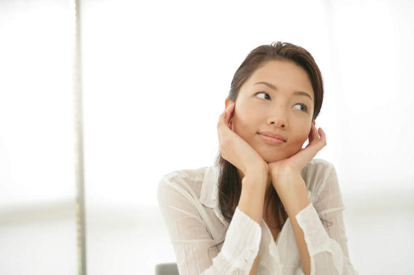 东方人,一个人,坐,笑,微笑,横图,室内,白天,正面,窗户,亚洲,仅一个年轻女性,仅一个女性,仅一个人,撑,服装,托腮,注视,黄种人,玻璃窗,衣服,白色,观察,看,托,服饰,观看,察看,衣着,穿着,关注,托下巴,衣饰,年轻女性,女人,女性,亚洲人,坐着,半身,彩图