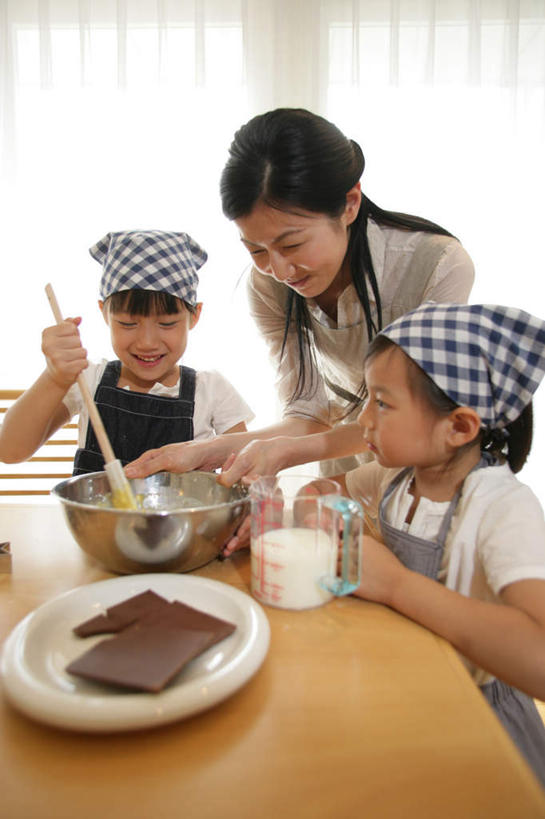 点心,牛奶,东方人,儿童,中年人,三个人,家庭,母亲,女儿,站,笑,微笑,露齿笑,竖图,俯视,室内,白天,下午茶,纯洁,厨房,窗户,窗帘,桌面,桌子,杯子,餐具,金属制品,亚洲,握,阴影,服装,装饰,透明,反射,化学,金属,木制,碟子,盘,头巾,围裙,影子,蛋,鸡蛋,食品,糖,糖果,饮品,营养,注视,休闲装,黄种人,量杯,玻璃窗,玻璃制品,食物,糕点,饮料,小孩,衣服,帘子,盘子,玻璃瓶,木制品,瓶子,容器,碟,碗,巧克力,低头,观察,搅拌,看,站着,休闲,温暖,温馨,母女,一家人,休闲服,遮阳,可爱,母爱,童年,童趣,握着,服饰,观看,指导,储藏,朱古力,华丽,修饰,点缀,和睦,察看,乳制品,奶,牛乳,储存,关注,童真,烂漫,无邪,衬托,美观,雅致,雅观,安神,卵,垂头,天真,女孩,女人,女性,中年女性,亚洲人,孩子,玻璃杯,站立,半身,彩图,高角度拍摄,灶间,融洽,贮存,蛋糕,女生