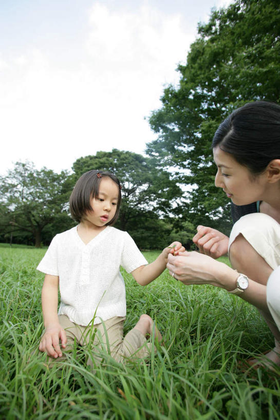 东方人,儿童,中年人,两个人,家庭,母亲,女儿,跪,蹲,竖图,室外,白天,正面,旅游,度假,游戏,纯洁,草地,草坪,美景,植物,亚洲,握,阴影,服装,时间,光线,时钟,手表,影子,景观,云,云朵,玩,计时,云彩,注视,休闲装,黄种人,娱乐,草,树,树木,小孩,衣服,蓝色,绿色,白云,蓝天,天空,阳光,自然,钟表,天,观察,看,享受,休闲,温暖,温馨,母女,一家人,休闲服,表,景色,放松,可爱,母爱,童年,童趣,握着,服饰,生长,晴朗,成长,观看,活动,腕表,和睦,察看,发泄,关注,消遣,智力,自然风光,童真,烂漫,无邪,宣泄,天真,女孩,女人,女性,中年女性,亚洲人,孩子,钟,晴空,蹲着,跪着,玩耍,嬉戏,半身,彩图,融洽,女生