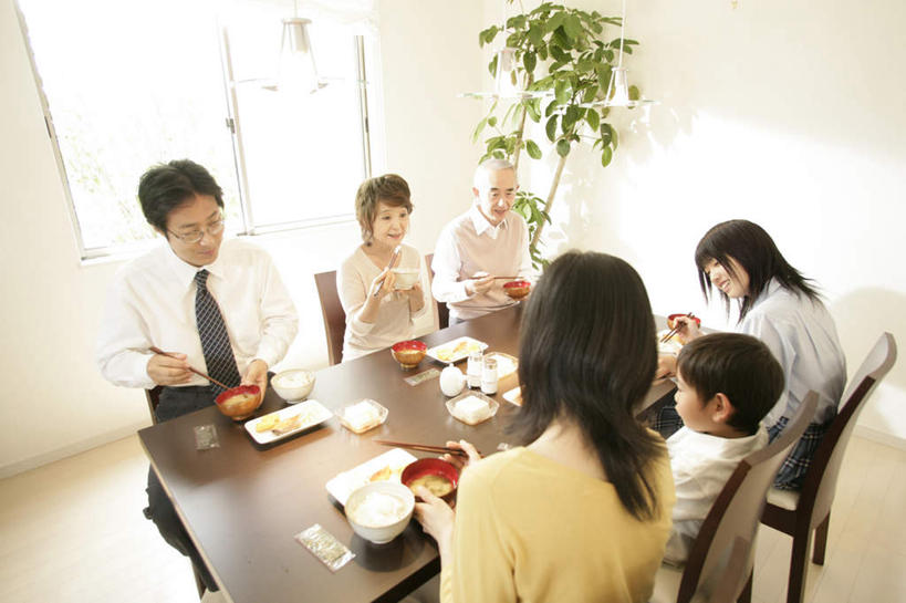 东方人,儿童,中年人,老年人,母亲,父亲,女儿,祖母,祖父,三代同堂,商务人士,商务男性,坐,笑,吃,微笑,横图,俯视,室内,白天,衬衫,烹饪,纯洁,植物,餐桌,窗户,筷子,桌子,餐具,椅子,亚洲,握,阴影,套装,服装,反射,碟子,盘,盆栽,眼镜,影子,陶瓷,木椅,墙,谷类,谷物,日本料理,料理,食品,筷架,领带,盆景,陶瓷制品,米,许多人,筷枕,注视,休闲装,黄种人,文化,祖孙三代,传统,大米,菜肴,美食,玻璃窗,墙壁,墙面,食物,小孩,衣服,绿色,白色,自然,盘子,容器,碟,碗,日式料理,观察,看,一群人,休闲,日式,温暖,温馨,父女,母女,休闲服,父爱,可爱,母爱,童年,童趣,握着,服饰,佳肴,生长,奶奶,爷爷,成长,餐台,观看,祖孙,储藏,礼节,筷子架,和睦,察看,储存,关注,礼仪,商务装,近视眼镜,工薪阶层,童真,烂漫,无邪,外婆,外孙女,外祖母,外公,外祖父,外孙,外孙子,天真,老年男性,老年女性,男孩,男人,男性,年轻女性,女人,女性,中年男性,中年女性,亚洲人,孩子,全家福,孙女,孙子,白领,上班族,进餐用具,嚼,食,坐着,半身,彩图,高角度拍摄,衬衣,融洽,贮存,男生,女生,爸爸,多代同堂,妈妈