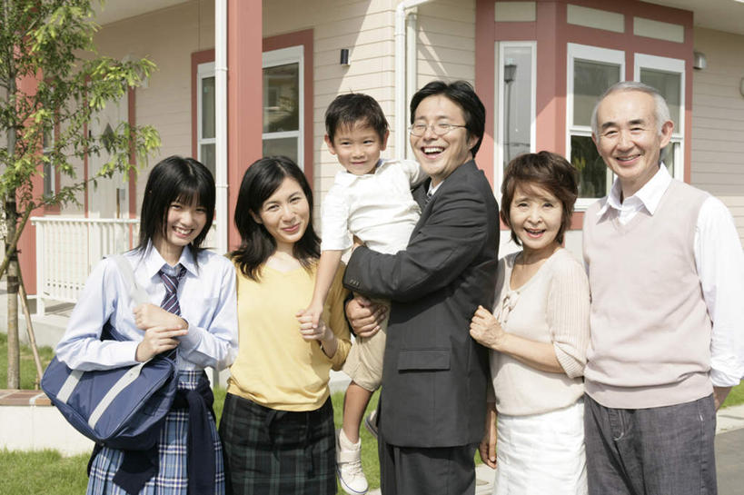 东方人,儿童,中年人,老年人,母亲,父亲,女儿,祖母,祖父,三代同堂,商务人士,商务男性,家,站,抱,笑,微笑,露齿笑,横图,室外,白天,正面,衬衫,裙子,制服,纯洁,草地,草坪,植物,窗户,亚洲,阴影,套装,服装,光线,包,书包,眼镜,影子,房屋,屋子,公寓,领带,许多人,注视,休闲装,黄种人,祖孙三代,洋房,楼房,玻璃窗,住宅,草,树,树木,小孩,衣服,绿色,阳光,自然,背包,观察,看,靠,靠着,站着,一群人,休闲,温暖,温馨,父女,母女,校服,休闲服,父爱,可爱,母爱,童年,童趣,搭,短裙,服饰,生长,奶奶,爷爷,成长,抱着,观看,祖孙,半身裙,百褶裙,单肩包,和睦,察看,搂着,搭着,关注,商务装,近视眼镜,工薪阶层,童真,烂漫,无邪,外婆,外孙女,外祖母,外公,外祖父,外孙,学生服,外孙子,天真,老年男性,老年女性,男孩,男人,男性,年轻女性,女人,女性,中年男性,中年女性,亚洲人,孩子,全家福,孙女,孙子,白领,上班族,搂,搂抱,站立,半身,彩图,衬衣,房子,日本校服,融洽,男生,女生,爸爸,多代同堂,妈妈