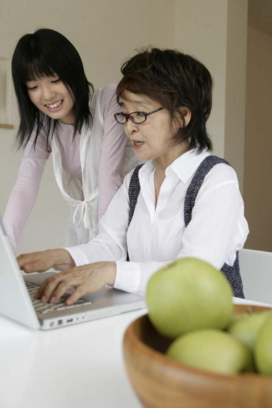 东方人,两个人,祖母,站,坐,笑,微笑,露齿笑,竖图,室内,白天,正面,电脑,笔记本电脑,桌子,苹果,水果,亚洲,一堆,许多,敲打,弯腰,堆叠,堆积,服装,朦胧,模糊,新鲜,网络,木制,眼镜,墙,生食,食品,果实,注视,休闲装,黄种人,输入,通讯设备,墙壁,墙面,食物,衣服,木制品,容器,碗,青苹果,打字,观察,看,站着,休闲,休闲服,服饰,有机食品,绿色食品,奶奶,观看,指导,祖孙,储藏,老花镜,堆,点击,一台,敲击,察看,无线,储存,关注,通信设备,无线网络,无线上网,便携式电脑,外婆,外孙女,外祖母,弯身,远视眼镜,按键,手提电脑,老年女性,年轻女性,女人,女性,亚洲人,孙女,站立,坐着,半身,彩图,贮存