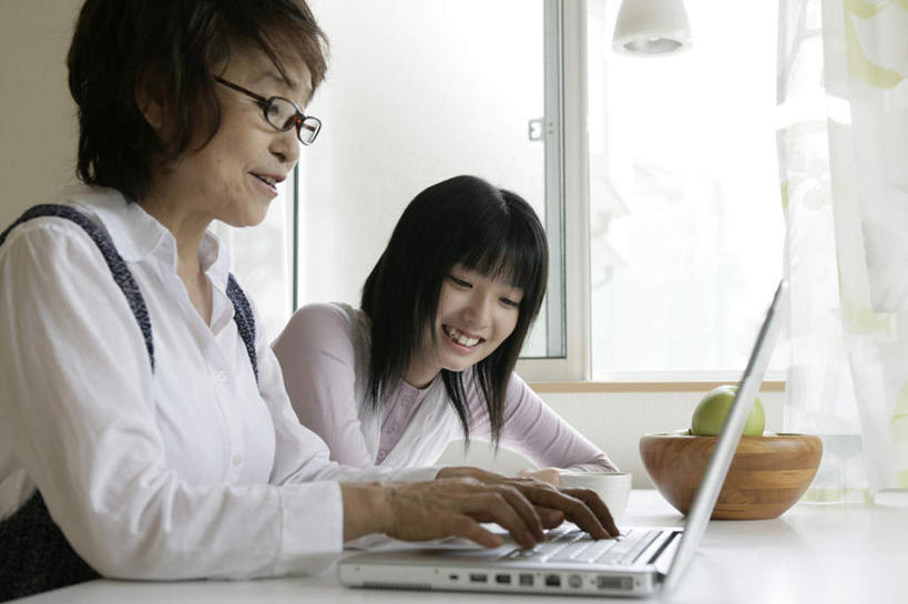 东方人,两个人,祖母,坐,笑,微笑,露齿笑,横图,室内,白天,正面,电脑,笔记本电脑,窗户,桌子,苹果,水果,照明,亚洲,一堆,许多,敲打,弯腰,堆叠,堆积,服装,朦胧,模糊,新鲜,网络,木制,眼镜,墙,灯光,生食,食品,果实,注视,休闲装,黄种人,输入,通讯设备,顶灯,玻璃窗,墙壁,墙面,灯,食物,衣服,木制品,容器,灯具,碗,青苹果,打字,观察,看,休闲,休闲服,服饰,有机食品,绿色食品,奶奶,观看,指导,祖孙,储藏,老花镜,堆,点击,一台,敲击,照亮,察看,无线,照明设备,储存,关注,通信设备,无线网络,无线上网,便携式电脑,外婆,外孙女,外祖母,弯身,远视眼镜,按键,手提电脑,老年女性,年轻女性,女人,女性,亚洲人,孙女,坐着,半身,彩图,贮存