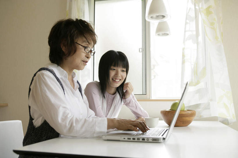 东方人,两个人,祖母,坐,笑,微笑,露齿笑,横图,室内,白天,正面,电脑,笔记本电脑,窗户,桌子,苹果,水果,照明,亚洲,一堆,许多,敲打,弯腰,堆叠,堆积,服装,朦胧,模糊,新鲜,网络,木制,眼镜,墙,灯光,生食,食品,果实,注视,休闲装,黄种人,输入,通讯设备,顶灯,玻璃窗,墙壁,墙面,灯,食物,衣服,木制品,容器,灯具,碗,青苹果,打字,观察,看,休闲,休闲服,服饰,有机食品,绿色食品,奶奶,观看,指导,祖孙,储藏,老花镜,堆,点击,一台,敲击,照亮,察看,无线,照明设备,储存,关注,通信设备,无线网络,无线上网,便携式电脑,外婆,外孙女,外祖母,弯身,远视眼镜,按键,手提电脑,老年女性,年轻女性,女人,女性,亚洲人,孙女,坐着,半身,彩图,贮存