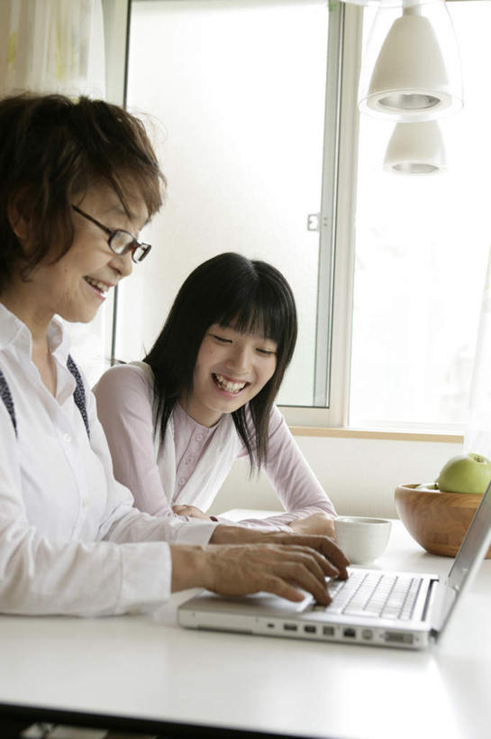 东方人,两个人,祖母,坐,笑,微笑,露齿笑,竖图,室内,白天,正面,电脑,笔记本电脑,窗户,桌子,苹果,水果,照明,亚洲,一堆,许多,敲打,弯腰,堆叠,堆积,服装,朦胧,模糊,新鲜,网络,木制,眼镜,墙,灯光,生食,食品,果实,注视,休闲装,黄种人,输入,通讯设备,顶灯,玻璃窗,墙壁,墙面,灯,食物,衣服,木制品,容器,灯具,碗,青苹果,打字,观察,看,休闲,休闲服,服饰,有机食品,绿色食品,奶奶,观看,指导,祖孙,储藏,老花镜,堆,点击,一台,敲击,照亮,察看,无线,照明设备,储存,关注,通信设备,无线网络,无线上网,便携式电脑,外婆,外孙女,外祖母,弯身,远视眼镜,按键,手提电脑,老年女性,年轻女性,女人,女性,亚洲人,孙女,坐着,半身,彩图,贮存