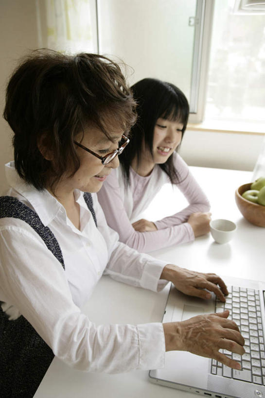 东方人,两个人,祖母,坐,笑,微笑,露齿笑,竖图,俯视,室内,白天,电脑,笔记本电脑,窗户,桌子,苹果,水果,亚洲,一堆,许多,敲打,弯腰,堆叠,堆积,服装,朦胧,模糊,新鲜,网络,木制,眼镜,墙,生食,食品,果实,注视,休闲装,黄种人,输入,通讯设备,玻璃窗,墙壁,墙面,食物,衣服,木制品,容器,碗,青苹果,打字,观察,看,休闲,休闲服,服饰,有机食品,绿色食品,奶奶,观看,指导,祖孙,储藏,老花镜,堆,点击,一台,敲击,察看,无线,储存,关注,通信设备,无线网络,无线上网,便携式电脑,外婆,外孙女,外祖母,弯身,远视眼镜,按键,手提电脑,老年女性,年轻女性,女人,女性,亚洲人,孙女,坐着,半身,彩图,高角度拍摄,贮存