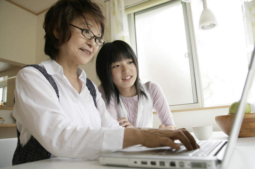 东方人,两个人,祖母,坐,笑,微笑,露齿笑,横图,室内,白天,仰视,电脑,笔记本电脑,窗户,窗帘,桌子,苹果,水果,照明,亚洲,一堆,许多,敲打,弯腰,堆叠,堆积,服装,朦胧,模糊,新鲜,装饰,网络,木制,眼镜,墙,灯光,生食,食品,果实,注视,休闲装,黄种人,输入,通讯设备,顶灯,玻璃窗,墙壁,墙面,灯,食物,衣服,帘子,木制品,容器,灯具,碗,青苹果,打字,观察,看,休闲,休闲服,遮阳,服饰,有机食品,绿色食品,奶奶,观看,指导,祖孙,储藏,老花镜,堆,点击,华丽,修饰,一台,敲击,照亮,点缀,察看,无线,照明设备,储存,关注,通信设备,无线网络,无线上网,便携式电脑,外婆,外孙女,外祖母,弯身,衬托,美观,雅致,雅观,远视眼镜,按键,手提电脑,老年女性,年轻女性,女人,女性,亚洲人,孙女,坐着,半身,彩图,低角度拍摄,贮存