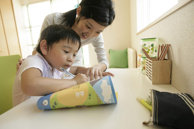 东方人,儿童,两个人,家庭,站,坐,说,横图,室内,白天,正面,讨论,纯洁,窗户,桌子,亚洲,弯腰,阴影,服装,反射,笔,影子,墙,办公用品,注视,休闲装,黄种人,书桌,玻璃窗,墙壁,墙面,文具,小孩,衣服,白色,课桌,铅笔,容器,学习用品,低头,观察,看,站着,休闲,功课,温暖,温馨,一家人,休闲服,可爱,童年,童趣,服饰,作业,观看,指导,储藏,文具用品,和睦,察看,储存,关注,童真,烂漫,无邪,弯身,垂头,交流,天真,男孩,男人,男性,年轻女性,女人,女性,亚洲人,沟通,讲话,交谈,商讨,说话,谈话,站立,坐着,半身,彩图,融洽,贮存,男生