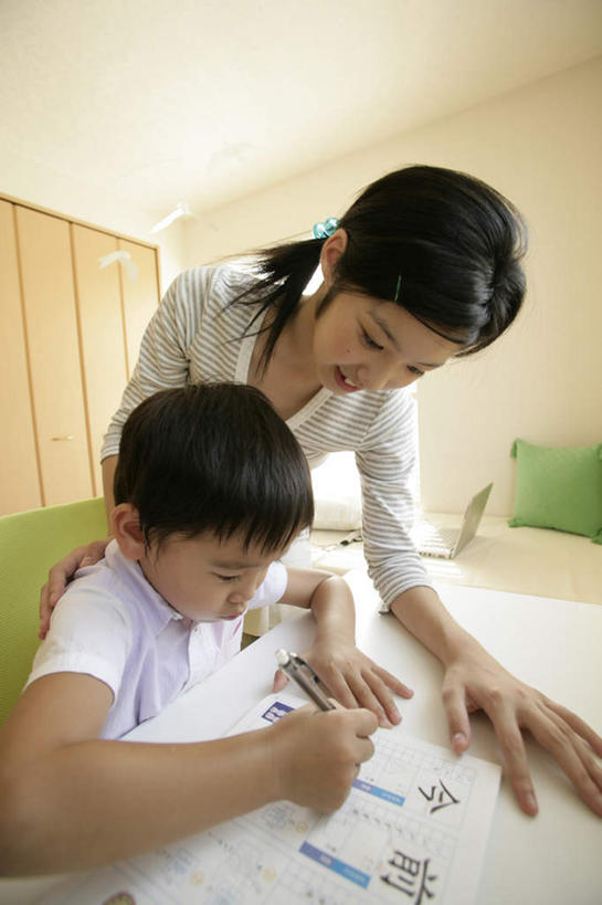 东方人,儿童,两个人,家庭,站,坐,说,竖图,室内,白天,正面,讨论,纯洁,窗户,桌子,亚洲,弯腰,阴影,服装,反射,笔,影子,墙,办公用品,注视,休闲装,黄种人,书桌,玻璃窗,墙壁,墙面,文具,小孩,衣服,白色,课桌,铅笔,容器,学习用品,低头,观察,看,站着,休闲,功课,温暖,温馨,一家人,休闲服,可爱,童年,童趣,服饰,作业,观看,指导,储藏,文具用品,和睦,察看,储存,关注,童真,烂漫,无邪,弯身,垂头,交流,天真,男孩,男人,男性,年轻女性,女人,女性,亚洲人,沟通,讲话,交谈,商讨,说话,谈话,站立,坐着,半身,彩图,融洽,贮存,男生