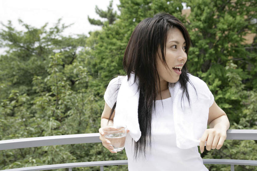 东方人,一个人,栏杆,露台,站,笑,微笑,露齿笑,横图,室外,白天,正面,水,植物,阳台,杯子,亚洲,仅一个年轻女性,仅一个女性,仅一个人,一条,握,阴影,服装,光线,纺织物,液体,影子,围栏,一杯,扭头,注视,休闲装,黄种人,饮用水,护栏,玻璃制品,树,树木,衣服,绿色,白色,阳光,自然,水杯,毛巾,矿泉水,观察,看,清洁,站着,转头,休闲,休闲服,搭,握着,服饰,生长,成长,观看,保暖,察看,搭着,关注,蒸馏水,透气,防水,储水,耐磨,吸水,年轻女性,女人,女性,亚洲人,玻璃杯,站立,半身,彩图,露天阳台