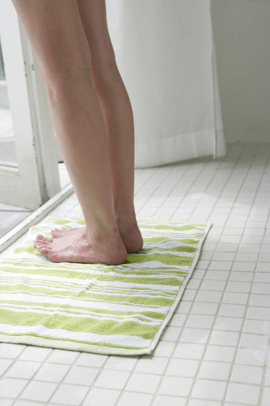 东方人,腿部,脚,脚趾,脚趾甲,腿,一个人,竖图,俯视,室内,特写,白天,窗户,落地窗,卫生间,浴室,纺织品,亚洲,仅一个年轻女性,仅一个女性,仅一个人,阴影,反射,瓷砖,地砖,泡沫,毯子,影子,地面,黄种人,光脚,玻璃窗,纺织,泡泡,垫子,赤脚,门垫,年轻女性,女人,女性,亚洲人,脚指甲,淋浴房,半身,彩图,高角度拍摄,冲凉房,沐浴间,沐浴室