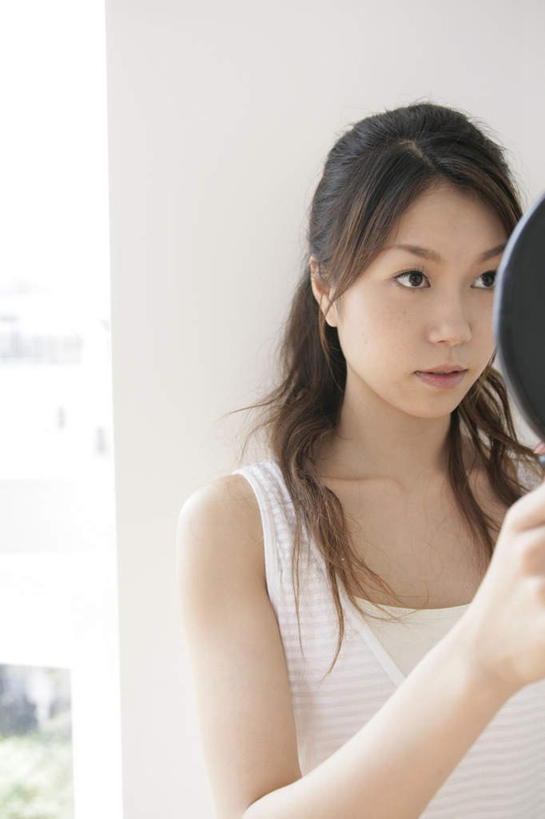 东方人,一个人,站,竖图,室内,白天,正面,化妆,美容,窗户,镜子,亚洲,仅一个年轻女性,仅一个女性,仅一个人,握,阴影,服装,检查,反射,影子,墙,注视,休闲装,黄种人,玻璃窗,墙壁,墙面,一个,衣服,白色,观察,看,站着,休闲,休闲服,握着,服饰,单个,观看,镜像,察看,镜面,关注,光学,手镜,认真,年轻女性,女人,女性,亚洲人,站立,半身,彩图