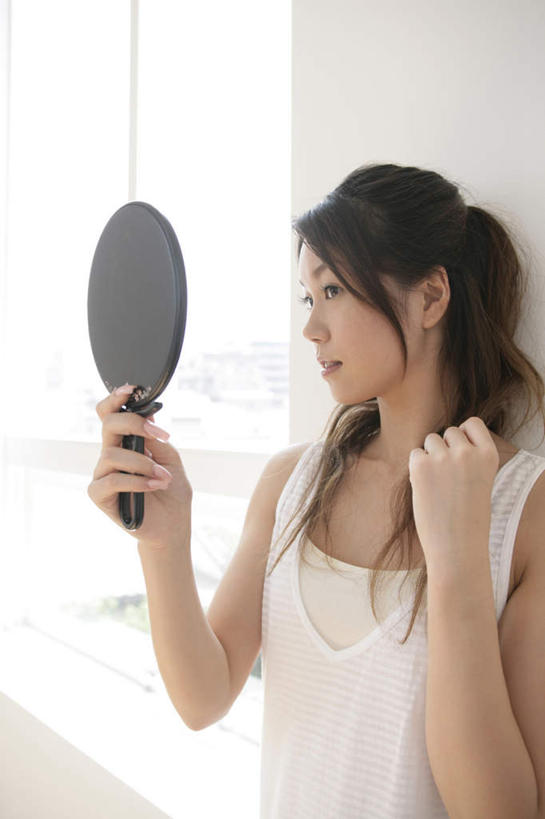 东方人,一个人,站,竖图,室内,白天,正面,化妆,美容,窗户,镜子,亚洲,仅一个年轻女性,仅一个女性,仅一个人,握,阴影,服装,检查,反射,影子,墙,注视,休闲装,黄种人,玻璃窗,墙壁,墙面,一个,衣服,白色,观察,看,靠,靠着,站着,休闲,休闲服,握着,服饰,单个,观看,镜像,察看,镜面,关注,光学,手镜,认真,年轻女性,女人,女性,亚洲人,站立,半身,彩图