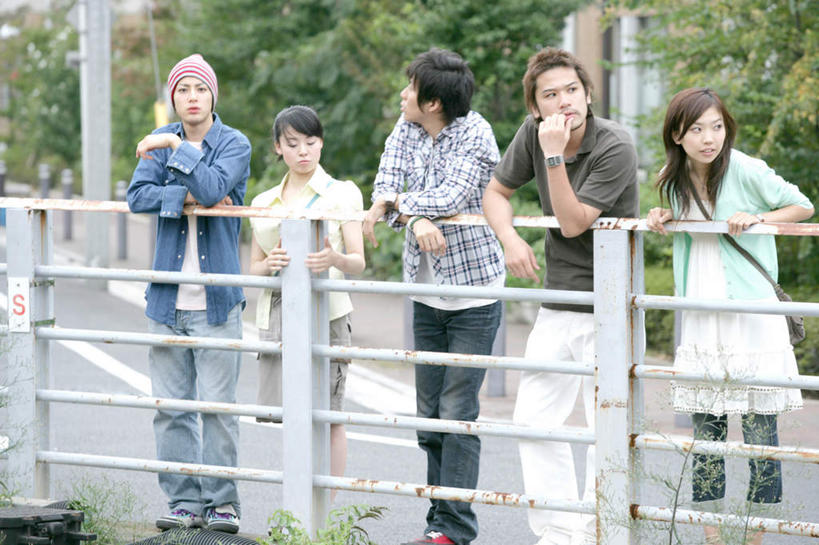 东方人,伙伴,朋友,栏杆,站,笑,微笑,横图,室外,白天,正面,友谊,植物,道路,路,公路,亚洲,五个人,撑,握,服装,时间,包,扶手,时钟,手表,书包,分界线,停车线,交通,许多人,计时,扭头,托腮,注视,休闲装,黄种人,护栏,树,树木,衣服,绿色,自然,背包,钟表,观察,看,托,站着,转头,一群人,休闲,休闲服,表,握着,服饰,生长,成长,观看,车行道,车行道分界线,单肩包,腕表,察看,关注,托下巴,标线,车行线,友情,男人,男性,年轻男性,年轻女性,女人,女性,亚洲人,钟,马路,站立,半身,彩图