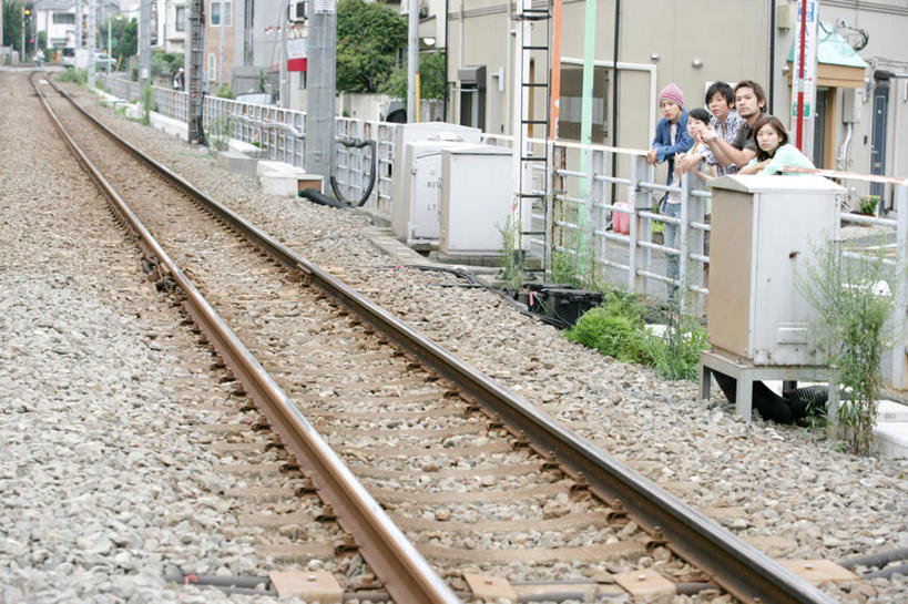 东方人,伙伴,朋友,栏杆,站,笑,微笑,横图,室外,白天,正面,友谊,植物,道路,路,铁路,公路,亚洲,五个人,撑,握,服装,时间,包,扶手,时钟,手表,书包,分界线,轨道,停车线,交通,铁轨,许多人,计时,扭头,托腮,注视,休闲装,黄种人,护栏,树,树木,衣服,绿色,自然,背包,钟表,观察,看,托,站着,转头,一群人,休闲,休闲服,表,握着,运输,服饰,生长,成长,观看,车行道,车行道分界线,单肩包,腕表,察看,关注,托下巴,标线,车行线,友情,男人,男性,年轻男性,年轻女性,女人,女性,亚洲人,钟,马路,站立,彩图,全身