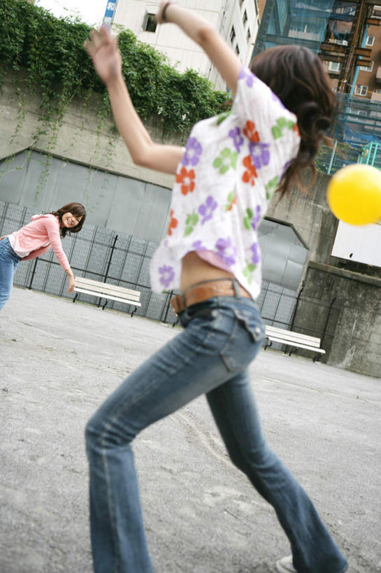 东方人,两个人,伙伴,朋友,站,投,举,竖图,室外,白天,侧面,游戏,友谊,植物,玩具,亚洲,服装,玩,扭头,注视,休闲装,黄种人,娱乐,树,树木,衣服,绿色,自然,观察,看,托,站着,转头,休闲,休闲服,橡胶,益智,服饰,皮球,生长,成长,观看,活动,察看,发泄,关注,消遣,智力,橡胶制品,宣泄,空心球,友情,年轻女性,女人,女性,亚洲人,举起,举手,举着,抛,扔,撒,玩耍,嬉戏,向上举,向上伸,向上托,站立,掷,半身,彩图,躲避球,闪避球