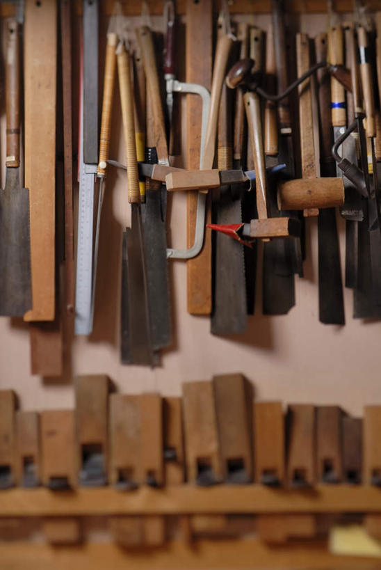 无人,工厂,竖图,室内,特写,白天,正面,车间,静物,金属制品,一排,许多,敲打,整齐,金属,锤子,工具,榔头,很多,排列,五金,凿子,变形,紧固,队列,矫正,塑形,牢固,彩图,制造厂