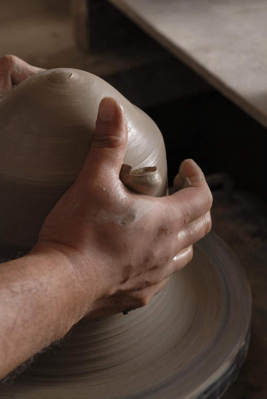 东方人,一个人,摸,捏,竖图,俯视,室内,特写,白天,桌面,桌子,亚洲,仅一个男性,仅一个人,仅一个中年男性,抚摸,握,艺术,木制,手工艺品,拿,捏着,拿着,黄种人,文化,木制品,工艺品,握着,艺术家,粘土,高雅,陶工旋盘,手工艺,自信心,品位,男人,男性,中年男性,亚洲人,触摸,接触,半身,彩图,高角度拍摄