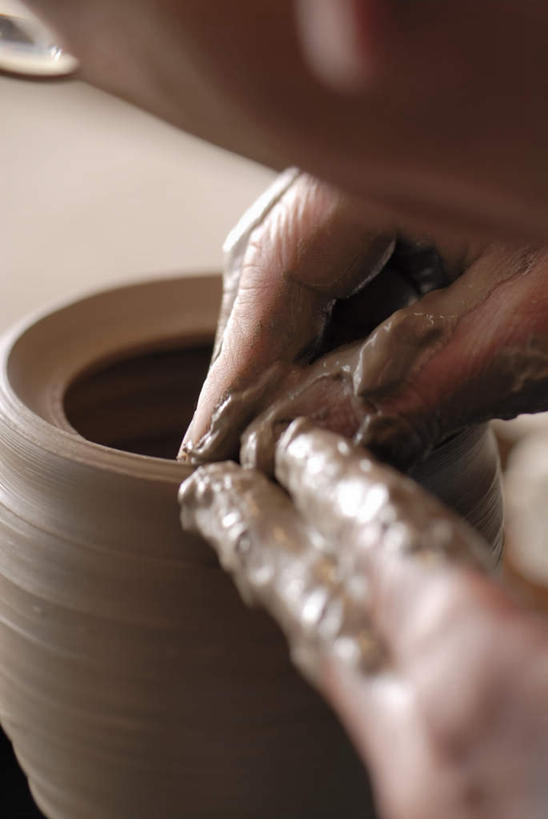 东方人,一个人,摸,竖图,俯视,室内,特写,白天,亚洲,仅一个男性,仅一个人,仅一个中年男性,抚摸,握,艺术,罐子,眼镜,手工艺品,陶瓷,陶瓷制品,拿,拿着,注视,黄种人,文化,瓶子,工艺品,低头,观察,看,握着,艺术家,观看,察看,粘土,高雅,关注,近视眼镜,陶工旋盘,手工艺,自信心,品位,男人,男性,中年男性,亚洲人,触摸,接触,半身,彩图,高角度拍摄