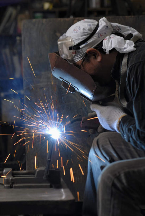 东方人,一个人,焊工,工厂,坐,竖图,室内,白天,侧面,工作服,制服,安全,车间,金属制品,亚洲,仅一个男性,仅一个人,仅一个中年男性,连接,握,飞溅,组合,溅,金属,火花,防护,拿,拿着,注视,黄种人,手套,观察,看,握着,观看,保护,电焊,焊接,察看,紧固,关注,喷洒,面罩,拼接,拼凑,保险,焊枪,拼合,凑集,聚合,撮合,保全,周全,安稳,安定,牢固,防护手套,电弧焊,工作制服,平安,男人,男性,中年男性,亚洲人,电焊工,焊接工,坐着,半身,彩图,工作套服,制造厂,电焊面罩