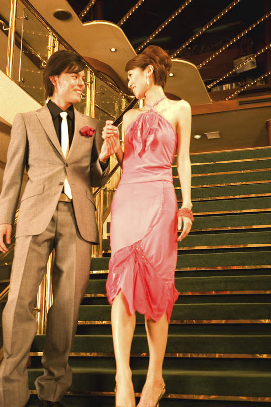 东方人,两个人,栏杆,走,握手,笑,微笑,竖图,室内,白天,仰视,高跟鞋,衬衫,裙子,西装,爱情,时尚,楼梯,天花板,船,鞋子,亚洲,一艘,阴影,连衣裙,套装,正装,反射,扶手,影子,阶梯,领带,浪漫,注视,职业装,黄种人,护栏,游轮,相视,台阶,游船,粉色,交通工具,观察,看,温暖,温馨,面对面,恩爱,恋人,观看,对视,吊带裙,和睦,察看,互视,关注,时髦,载具,相对,相看,旅游船,时兴,男人,男性,年轻男性,年轻女性,女人,女性,亚洲人,情侣,步行,搀手,拉手,手拉手,手握手,走路,半身,彩图,低角度拍摄,衬衣,伴侣,融洽