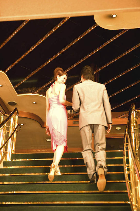 东方人,两个人,栏杆,走,握手,笑,微笑,竖图,室内,白天,仰视,高跟鞋,衬衫,裙子,西装,爱情,时尚,楼梯,天花板,船,鞋子,亚洲,一艘,阴影,连衣裙,套装,正装,反射,扶手,影子,阶梯,领带,浪漫,注视,职业装,黄种人,护栏,游轮,相视,台阶,游船,粉色,交通工具,观察,看,温暖,温馨,面对面,恩爱,恋人,观看,对视,吊带裙,和睦,察看,互视,关注,时髦,载具,相对,相看,旅游船,时兴,男人,男性,年轻男性,年轻女性,女人,女性,亚洲人,情侣,步行,搀手,拉手,手拉手,手握手,走路,彩图,低角度拍摄,全身,衬衣,伴侣,融洽