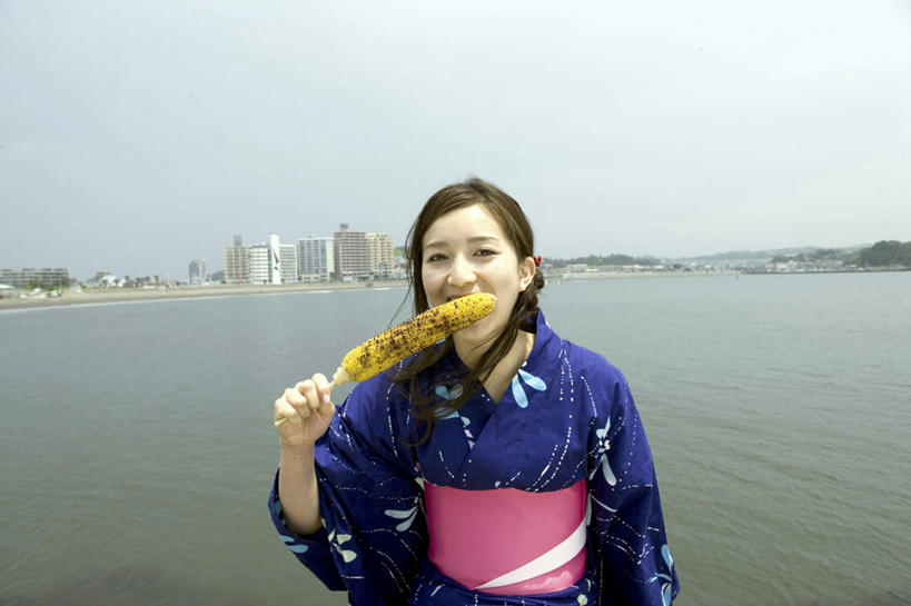 东方人,一个人,高楼大厦,站,吃,横图,室外,白天,正面,民族服装,玉米,海浪,海洋,大厦,建筑,摩天大楼,蔬菜,亚洲,仅一个年轻女性,仅一个女性,仅一个人,握,阴影,和服,新鲜,光线,棒子,影子,浪花,玉蜀黍,食品,注视,黄种人,食物,一个,蓝色,蓝天,天空,阳光,海水,天,观察,看,站着,握着,服饰,有机食品,绿色食品,晴朗,单个,观看,苞米,察看,关注,苞芦,海景,苞谷,吴服,万里无云,唐草,唐花,唐锦,包谷,大蜀黍,番麦,薏米包,玉高粱,玉麦,珍珠米,年轻女性,女人,女性,亚洲人,大海,风浪,海,海水的波动,近岸浪,涌浪,晴空,晴空万里,嚼,食,站立,半身,彩图,传统服装,民俗服,大楼,高层建筑,高楼,摩天楼