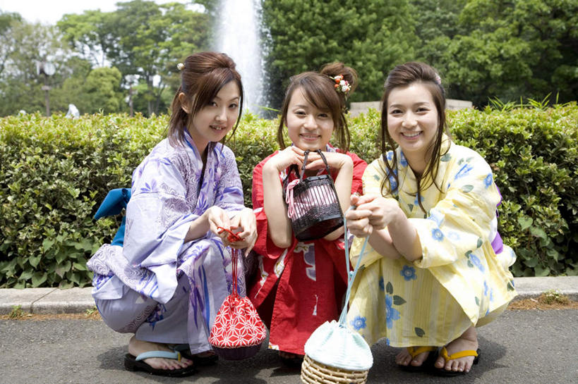 东方人,三个人,伙伴,朋友,蹲,笑,微笑,露齿笑,横图,室外,白天,正面,民族服装,友谊,植物,鞋子,亚洲,一排,阴影,和服,环保,整齐,光线,包,影子,防护,注视,黄种人,木屐,树,树木,排列,绿色,阳光,自然,手提包,观察,看,服饰,生长,成长,观看,察看,队列,关注,美好,美妙,间隔,木鞋,吴服,唐草,唐花,唐锦,美观,雅观,绿篱,生篱,树篱,植篱,友情,年轻女性,女人,女性,亚洲人,蹲着,彩图,全身,传统服装,民俗服,人字拖,人字拖鞋