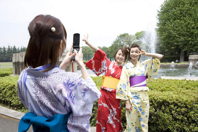 东方人,背部,三个人,伙伴,朋友,站,举,笑,打电话,微笑,露齿笑,横图,室外,白天,正面,民族服装,快乐,兴奋,友谊,骄傲,成功,胜利,植物,电话,手机,亚洲,阴影,和服,环保,装饰,光线,头饰,影子,防护,注视,黄种人,通讯设备,树,树木,蓝色,绿色,蓝天,天空,阳光,自然,发夹,发饰,夹子,饰品,天,观察,看,手势,托,站着,自信,服饰,生长,晴朗,成长,观看,华丽,修饰,点缀,察看,关注,美好,美妙,间隔,配饰,吴服,万里无云,一部,唐草,唐花,唐锦,衬托,美观,雅致,雅观,绿篱,生篱,树篱,植篱,交流,友情,年轻女性,女人,女性,亚洲人,晴空,晴空万里,沟通,举起,举手,举着,通话,向上举,向上伸,向上托,站立,半身,彩图,传统服装,民俗服,欢乐,开心