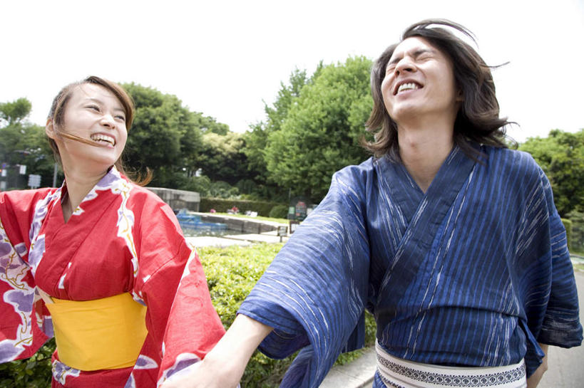 东方人,两个人,走,握手,笑,微笑,露齿笑,横图,室外,白天,正面,民族服装,爱情,植物,亚洲,阴影,和服,环保,装饰,光线,头饰,影子,防护,浪漫,注视,黄种人,树,树木,红色,蓝色,绿色,蓝天,天空,阳光,自然,发夹,发饰,夹子,饰品,天,观察,看,温暖,温馨,恩爱,恋人,服饰,生长,晴朗,成长,观看,华丽,修饰,点缀,和睦,察看,关注,美好,美妙,间隔,配饰,吴服,万里无云,唐草,唐花,唐锦,衬托,美观,雅致,雅观,绿篱,生篱,树篱,植篱,男人,男性,年轻女性,女人,女性,中年男性,亚洲人,情侣,晴空,晴空万里,步行,搀手,拉手,散步,手拉手,手握手,抬头,仰头,走路,半身,彩图,传统服装,民俗服,伴侣,融洽