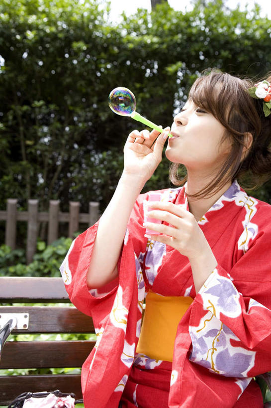 东方人,一个人,坐,竖图,室外,白天,正面,民族服装,游戏,植物,玩具,椅子,亚洲,仅一个年轻女性,仅一个女性,仅一个人,握,阴影,和服,环保,光线,影子,木椅,防护,玩,注视,黄种人,娱乐,树,树木,红色,绿色,阳光,自然,泡泡,吹,观察,看,休闲,益智,握着,服饰,生长,成长,观看,活动,察看,发泄,关注,美好,美妙,消遣,智力,间隔,泡泡机,吴服,唐草,唐花,唐锦,宣泄,美观,雅观,绿篱,生篱,树篱,植篱,年轻女性,女人,女性,亚洲人,玩耍,嬉戏,坐着,半身,彩图,传统服装,民俗服