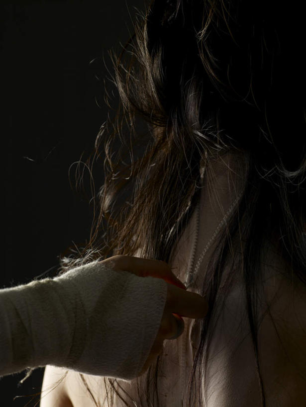 东方人,手,头发,两个人,竖图,室内,特写,白天,爱情,亚洲,阴影,灰色背景,反射,纱布,影子,棕色,浪漫,黄种人,背面,脱,温暖,温馨,手部,恩爱,治疗,恋人,摄影,拉链,影棚,单手,固定,和睦,医疗,止血,男人,男性,年轻男性,年轻女性,女人,女性,亚洲人,长发,直发,情侣,绷带,半身,彩图,影棚拍摄,拍摄,伴侣,融洽