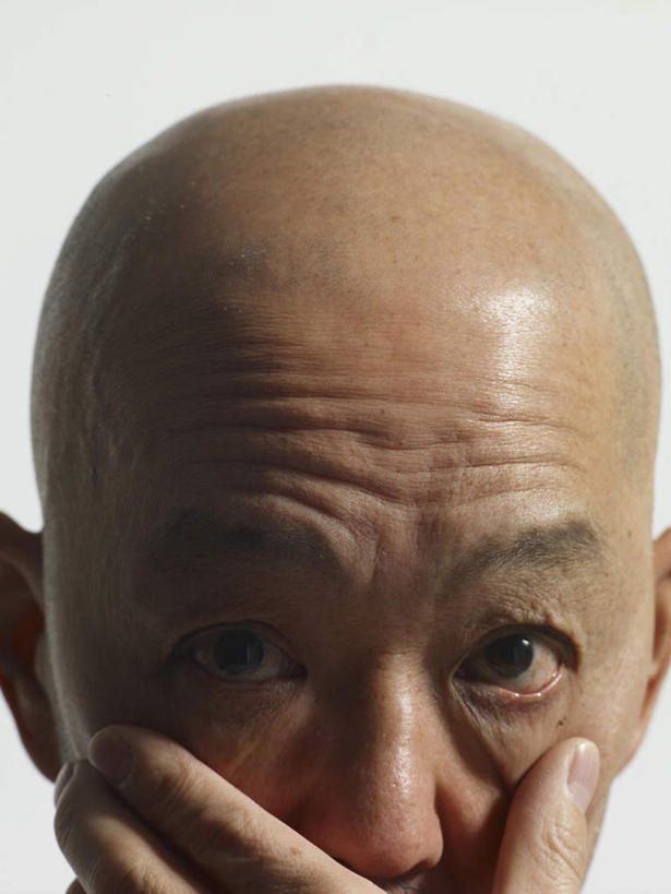 东方人,脸,头,脸颊,手,秃头,一个人,竖图,室内,特写,白天,白色背景,正面,亚洲,仅一个男性,仅一个人,仅一个中年男性,注视,黄种人,观察,看,手部,遮,遮掩,摄影,影棚,观看,单手,察看,掩盖,遮挡,关注,遮盖,掩饰,男人,男性,中年男性,亚洲人,头部,光头,无发,脸部,脸蛋,面部,半身,彩图,影棚拍摄,拍摄