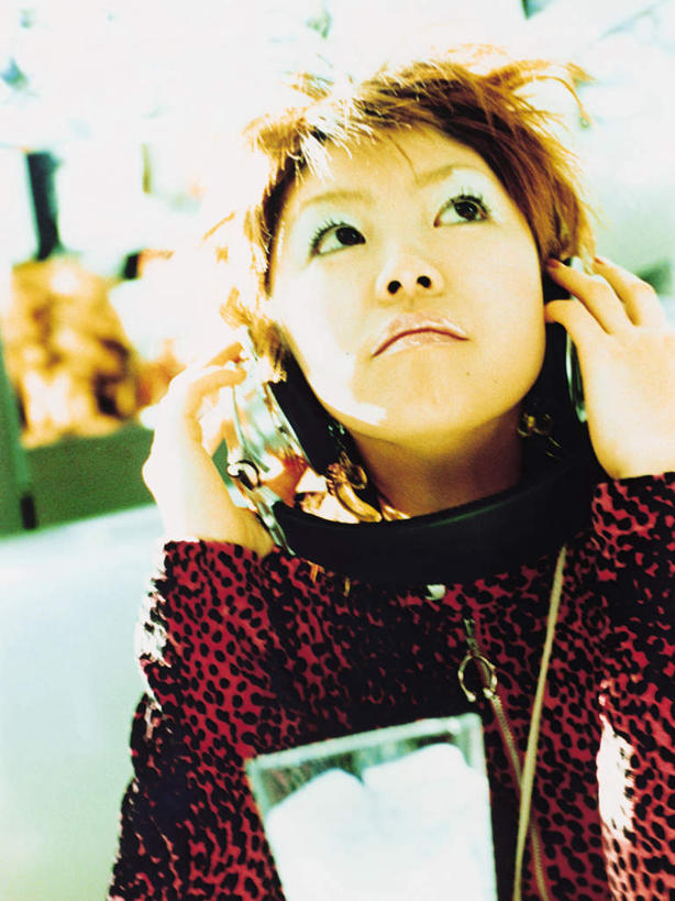 果汁,东方人,一个人,坐,笑,摸,微笑,竖图,室内,白天,正面,快乐,满意,幸福,杯子,亚洲,仅一个年轻女性,仅一个女性,仅一个人,抚摸,服装,朦胧,模糊,音响,饮品,音乐,注视,休闲装,黄种人,娱乐,玻璃制品,饮料,衣服,耳机,水杯,观察,看,享受,休闲,休闲服,放松,服饰,观看,察看,舒适,享乐,关注,可口,适口,年轻女性,女人,女性,亚洲人,玻璃杯,触摸,接触,抬头,仰头,坐着,半身,彩图