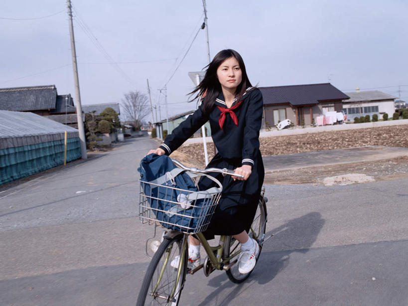 东方人,一个人,学生,家,坐,横图,室外,白天,正面,制服,道路,路,公路,自行车,亚洲,仅一个年轻女性,仅一个女性,仅一个人,握,阴影,服装,电力,光线,包,电线,电线杆,书包,线,影子,房屋,屋子,电能,交通,线路,注视,黄种人,领巾,楼房,住宅,车,脚踏车,蓝色,蓝天,天空,阳光,背包,交通工具,天,观察,看,骑车,校服,握着,晴朗,观看,电,电源,察看,关注,载具,能量,水手服,学生服,万里无云,年轻女性,女人,女性,亚洲人,晴空,晴空万里,马路,坐着,彩图,全身,房子,领饰,女生校服,女子校服,日本校服,水兵服,双肩包