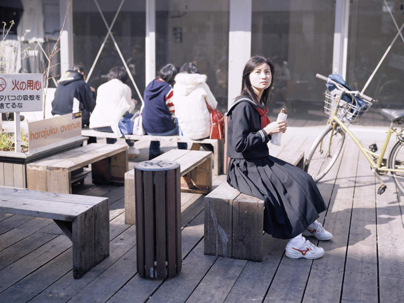 东方人,学生,商店,坐,横图,室外,白天,侧面,制服,购物,消费,窗户,落地窗,自行车,椅子,亚洲,五个人,握,阴影,服装,光线,包,书包,影子,木椅,许多人,拿,拿着,扭头,注视,休闲装,黄种人,领巾,商铺,玻璃窗,车,脚踏车,衣服,阳光,背包,交通工具,观察,看,转头,一群人,休闲,校服,休闲服,握着,金融,服饰,观看,单肩包,察看,关注,载具,选购,贸易,水手服,学生服,血拼,市肆,商号,男人,男性,年轻男性,年轻女性,女人,女性,亚洲人,坐着,彩图,全身,店铺,领饰,女生校服,女子校服,日本校服,水兵服