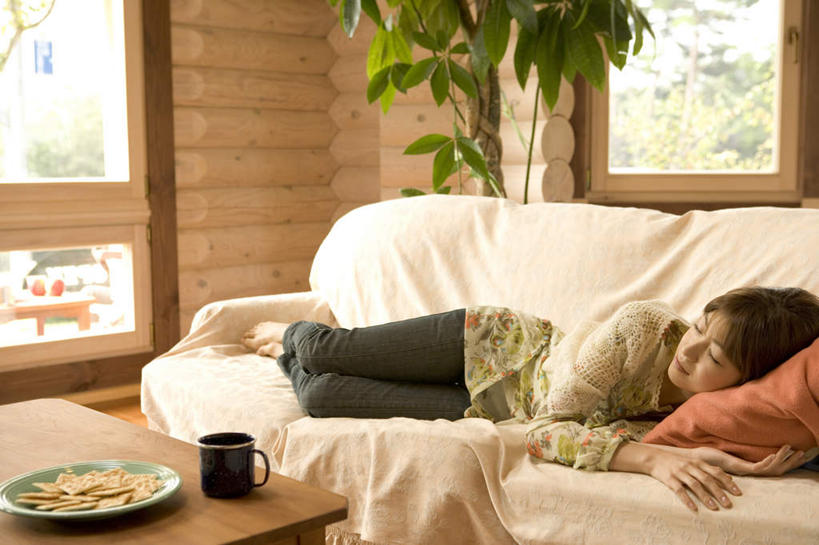 点心,东方人,一个人,客厅,躺,闭眼,睡,横图,室内,白天,正面,植物,窗户,靠垫,沙发,桌子,杯子,餐具,叶子,亚洲,仅一个年轻女性,仅一个女性,仅一个人,服装,木制,碟子,盘,盆栽,陶瓷,墙,食品,绿叶,靠枕,盆景,陶瓷制品,曲奇,茶几,休闲装,黄种人,玻璃窗,墙壁,墙面,树,树木,食物,衣服,绿色,自然,盘子,马克杯,木制品,水杯,垫子,碟,枕头,饼干,零食,休闲,休闲服,嫩叶,服饰,生长,成长,起居室,曲奇饼,布艺沙发,曲奇饼干,客堂,卧着,年轻女性,女人,女性,亚洲人,叶,叶片,闭眼睛,闭着眼,闭着眼睛,困,困觉,寝息,睡觉,躺着,卧,彩图,全身