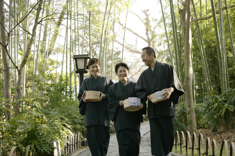 东方人,中年人,三个人,家庭,夫妻,母亲,父亲,女儿,栏杆,走,捧,笑,微笑,露齿笑,横图,室外,白天,正面,民族服装,爱情,纯洁,路灯,竹子,照明,亚洲,一排,和服,朦胧,模糊,整齐,纺织物,木桶,桶,栅栏,篱笆,围栏,灯光,浪漫,注视,黄种人,护栏,灯,排列,容器,毛巾,观察,看,清洁,温暖,温馨,父女,母女,一家人,恩爱,父爱,母爱,恋人,服饰,观看,储藏,保暖,照亮,和睦,察看,高雅,照明设备,储存,队列,关注,透气,防水,吴服,唐草,唐花,唐锦,奉献,质朴,正直,担当,储水,耐磨,吸水,男人,男性,年轻女性,女人,女性,中年男性,中年女性,亚洲人,夫妇,情侣,竹,步行,端,端着,捧着,散步,手捧,走路,半身,彩图,传统服装,民俗服,浴衣,伴侣,奋进,操守,融洽,四君子,岁寒三友,性坚,虚怀,虚心,贮存,善群,卓尔