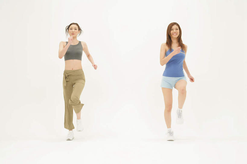 东方人,两个人,伙伴,朋友,笑,微笑,露齿笑,横图,室内,白天,白色背景,正面,运动鞋,锻炼,友谊,运动,鞋子,亚洲,阴影,服装,反射,背心,影子,抬腿,注视,黄种人,衣服,观察,看,摄影,服饰,影棚,观看,休闲鞋,有氧运动,察看,衣着,穿着,关注,衣饰,露脐装,高抬腿,体育,友情,年轻女性,女人,女性,亚洲人,半身,彩图,影棚拍摄,健身,拍摄