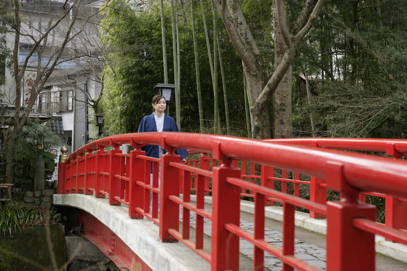 东方人,一个人,栏杆,走,笑,微笑,横图,室外,白天,正面,民族服装,石头,植物,亚洲,仅一个年轻女性,仅一个女性,仅一个人,和服,石子,围栏,桥,注视,黄种人,石桥,护栏,拱桥,栈桥,树,树木,红色,蓝色,绿色,自然,观察,看,服饰,拱形,生长,成长,观看,人行桥,石拱桥,察看,关注,吴服,唐草,唐花,唐锦,年轻女性,女人,女性,亚洲人,石块,步行,散步,走路,彩图,全身,传统服装,民俗服,浴衣