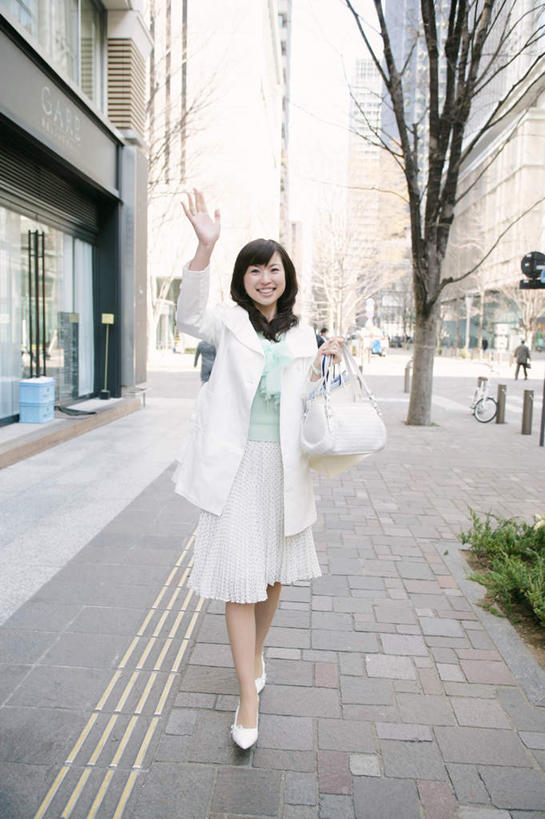 东方人,一个人,商务人士,商务女性,高楼大厦,站,举,笑,微笑,露齿笑,竖图,室外,白天,正面,办公楼,植物,大厦,道路,建筑,路,摩天大楼,写字楼,亚洲,仅一个年轻女性,仅一个女性,仅一个人,握,套装,服装,包,皮包,小路,交通,拿,挥手,拎,拿着,注视,休闲装,黄种人,再见,树,树木,衣服,绿色,自然,楼宇,观察,看,手势,托,站着,招手,休闲,休闲服,商务楼,握着,服饰,生长,成长,告别,观看,单肩包,察看,关注,商务装,摆动,工薪阶层,离别,辞行,年轻女性,女人,女性,亚洲人,白领,上班族,举起,举手,举着,向上举,向上伸,向上托,站立,彩图,全身,大楼,高层建筑,高楼,摩天楼,拎着